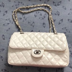 White Quilted Pattern Handbag / Shoulder bag
